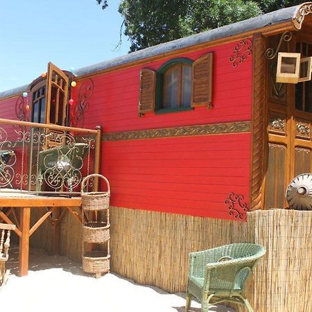 La Roulotte "Les Saintes" Bed & Breakfast ภายนอก รูปภาพ
